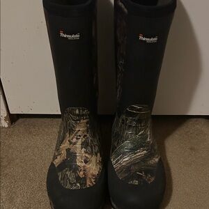 3M Thinsulate Men’s Black and Camouflage Boots